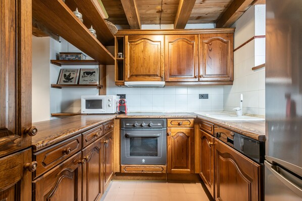 Fridge, dishwasher, coffee/tea maker, electric kettle