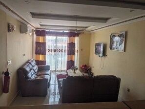 Deluxe Studio, Balcony | Living area - Applegate Hotel (Yaoundé)