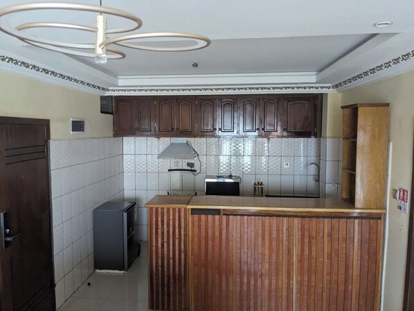 Deluxe Studio, Balcony | Private kitchen - Applegate Hotel (Yaoundé)