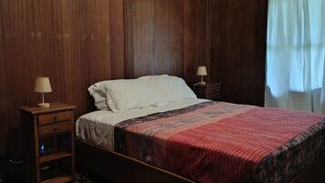 3 bedrooms, iron/ironing board, WiFi, bed sheets