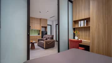 Departamento Deluxe, 2 habitaciones | Escritorio y espacio para trabajar con laptop