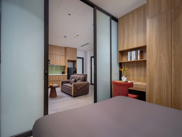 Escritorio y espacio para trabajar con laptop 