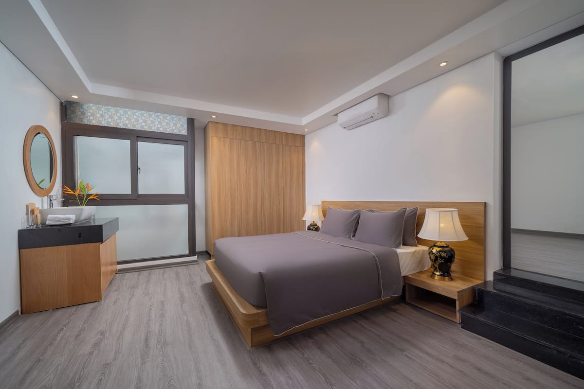 Deluxe Room | Desk, laptop workspace, iron/ironing board, free WiFi