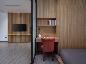 Appartamento Executive, 2 camere da letto | Minibar, una scrivania, postazione laptop, ferro/asse da stiro