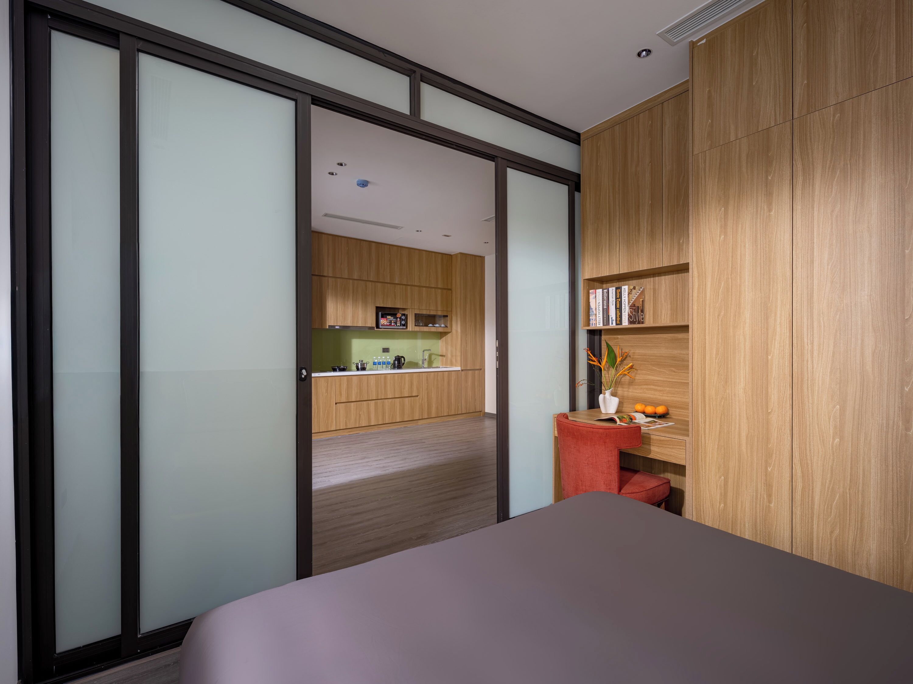 Minibar, escriptori i espai de treball apte per a portàtils 