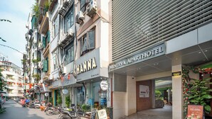 A street view with a Minerva Apart Hotel and a Hanna store. - Minerva Aparthotel Hanoi (Hanoi)