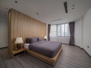 Deluxe apartman, 2 hálószobával | Íróasztal, laptophoz jól használható munkafelület és vasaló/vasalódeszka