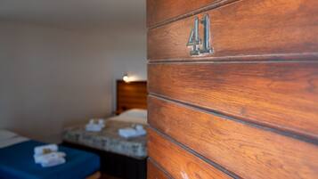 1 Schlafzimmer, Reisekinderbett