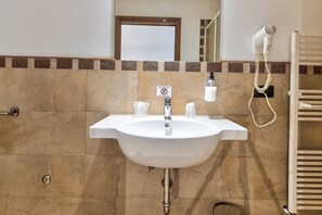 Doccia, bidet, asciugamani, shampoo