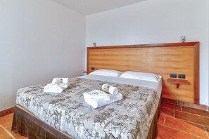 1 室のベッドルーム、旅行用ベビーベッド