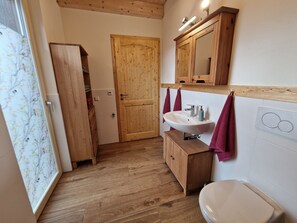 Dusche, Haartrockner, Bidet, Handtücher