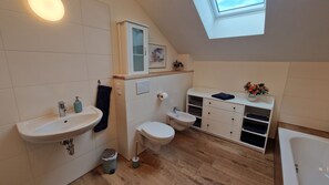 Dusche, Haartrockner, Bidet, Handtücher