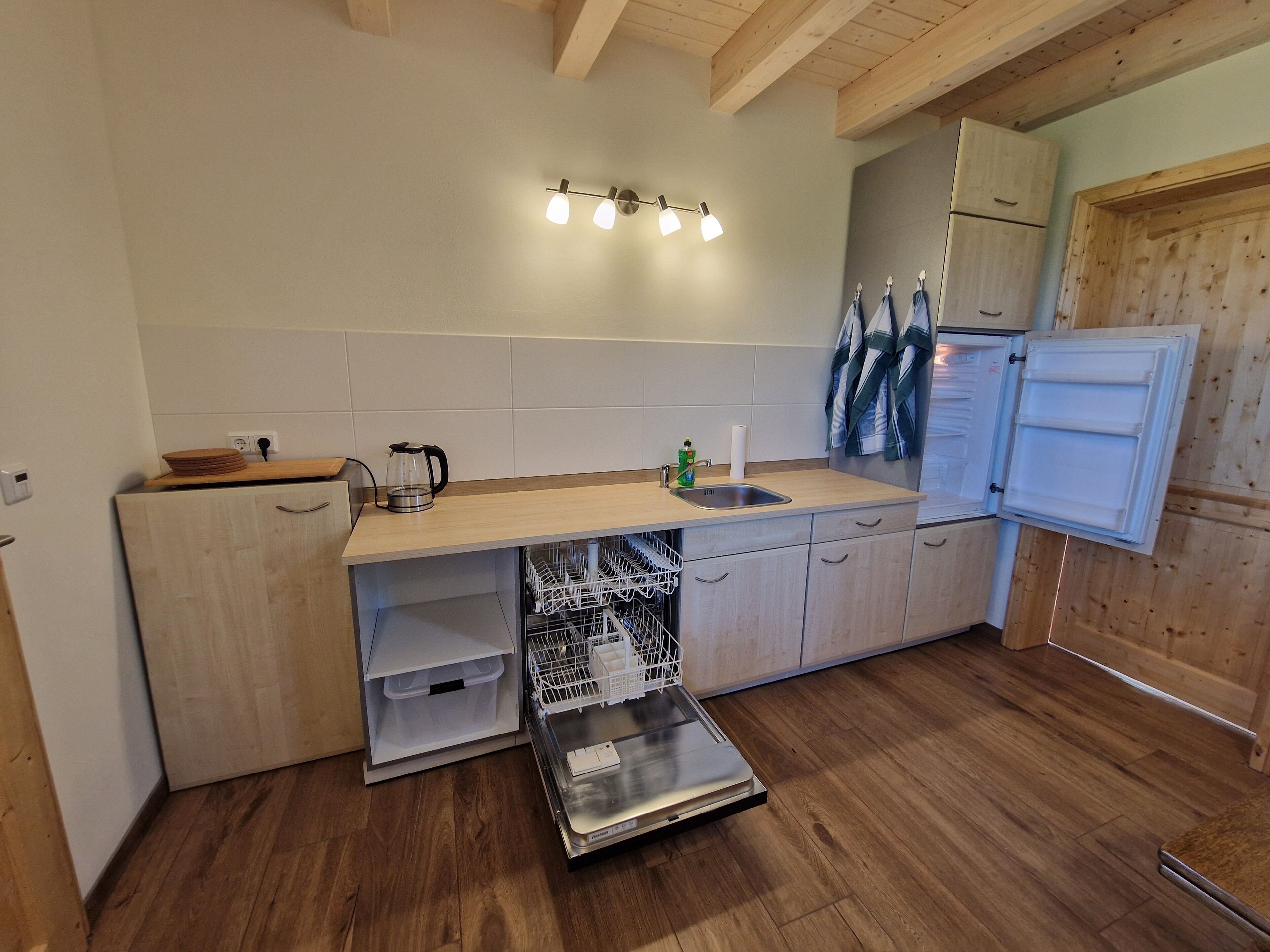 Een koelkast, een oven, een kookplaat, een vaatwasser