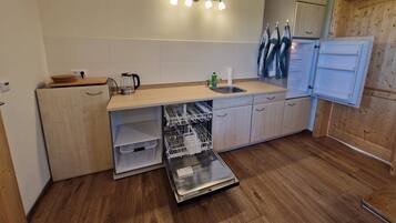 Refrigerador, horno, placa de cocina, lavavajillas