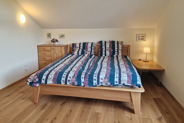 4 bedrooms, iron/ironing board, free WiFi, bed sheets