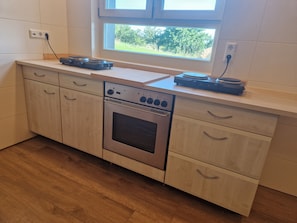 ثلاجة، فرن، موقد طهي مسطح، غسالة أطباق