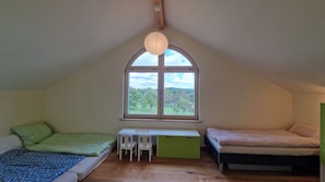 4 bedrooms, iron/ironing board, free WiFi, bed sheets