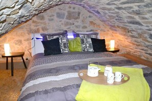 1 bedroom, WiFi, bed sheets - Loft Cocoon: Mountain View & Private Jacuzzi in Mostuéjouls (Mostuéjouls)