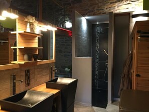 Een douche, handdoeken