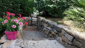 المنطقة المحيطة بالمنشأة