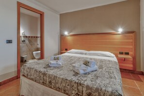 1 bedroom, travel cot