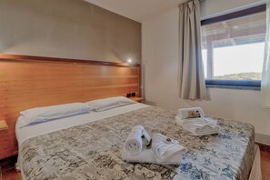 1 bedroom, travel cot