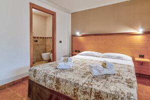 1 bedroom, travel cot