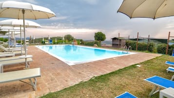 Lämmitetty uima-allas