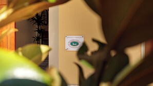 Une enseigne portant les inscriptions « Villa Fontis Rapolano » et « Locazione Turistica », indiquant qu’il s’agit d’un lieu touristique.