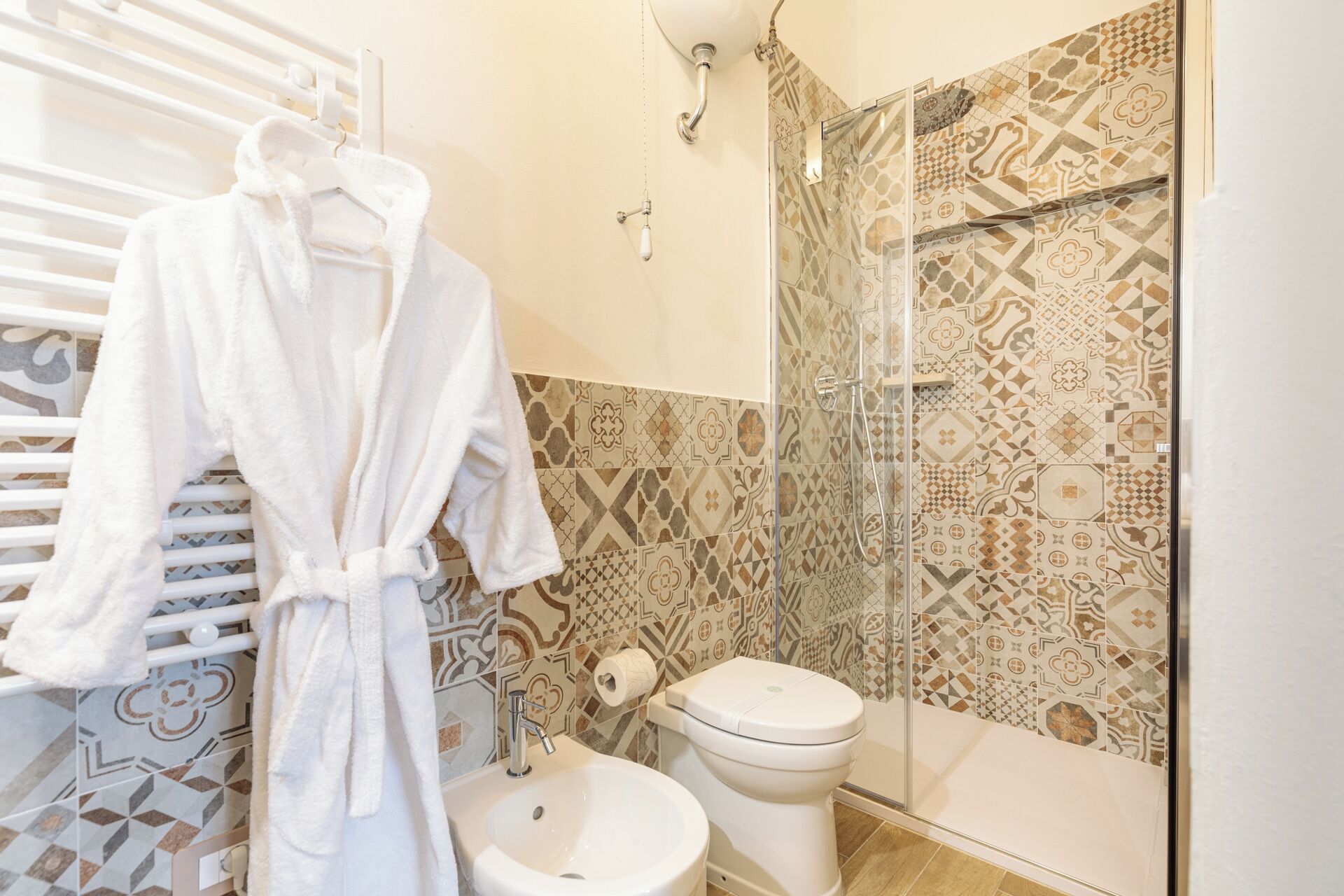 Doccia, soffione a pioggia, asciugacapelli, bidet