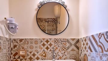 Camera doppia, vista città | Bagno | Doccia, set di cortesia gratuito, asciugacapelli, asciugamani