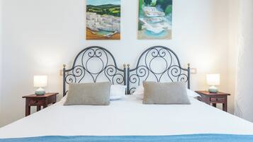 Wifi gratis, decoración personalizada y ropa de cama