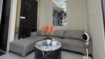 32-inch Smart TV with satellite channels, Netflix, streaming services