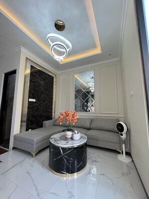 32-inch Smart TV with satellite channels, Netflix, streaming services - Arrayyan Executive Village Complex Batu (Batu)