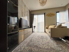 32-Zoll-Smart-TV mit Satellitenempfang, Netflix, Streaming-Dienste