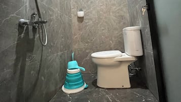 Regadera, bidet, papel de baño