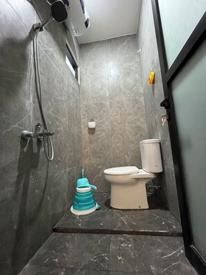 Shower, bidet, toilet paper - Arrayyan Executive Village Complex Batu (Batu)