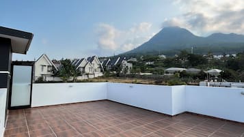 Villa superior, alberca privada, vista a la montaña | Terraza o patio