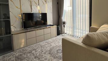 Smart TV 32-inch có truyền hình vệ tinh, Netflix, dịch vụ stream