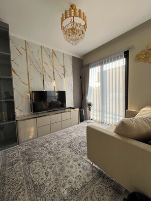 32-inch Smart TV with satellite channels, Netflix, streaming services - Arrayyan Executive Village Complex Batu (Batu)