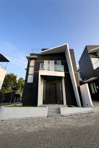 Arrayyan Executive Village Complex Batu