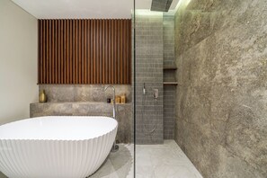 Combined shower/bathtub, towels - Villa Fortuna by RPM (Kerobokan)