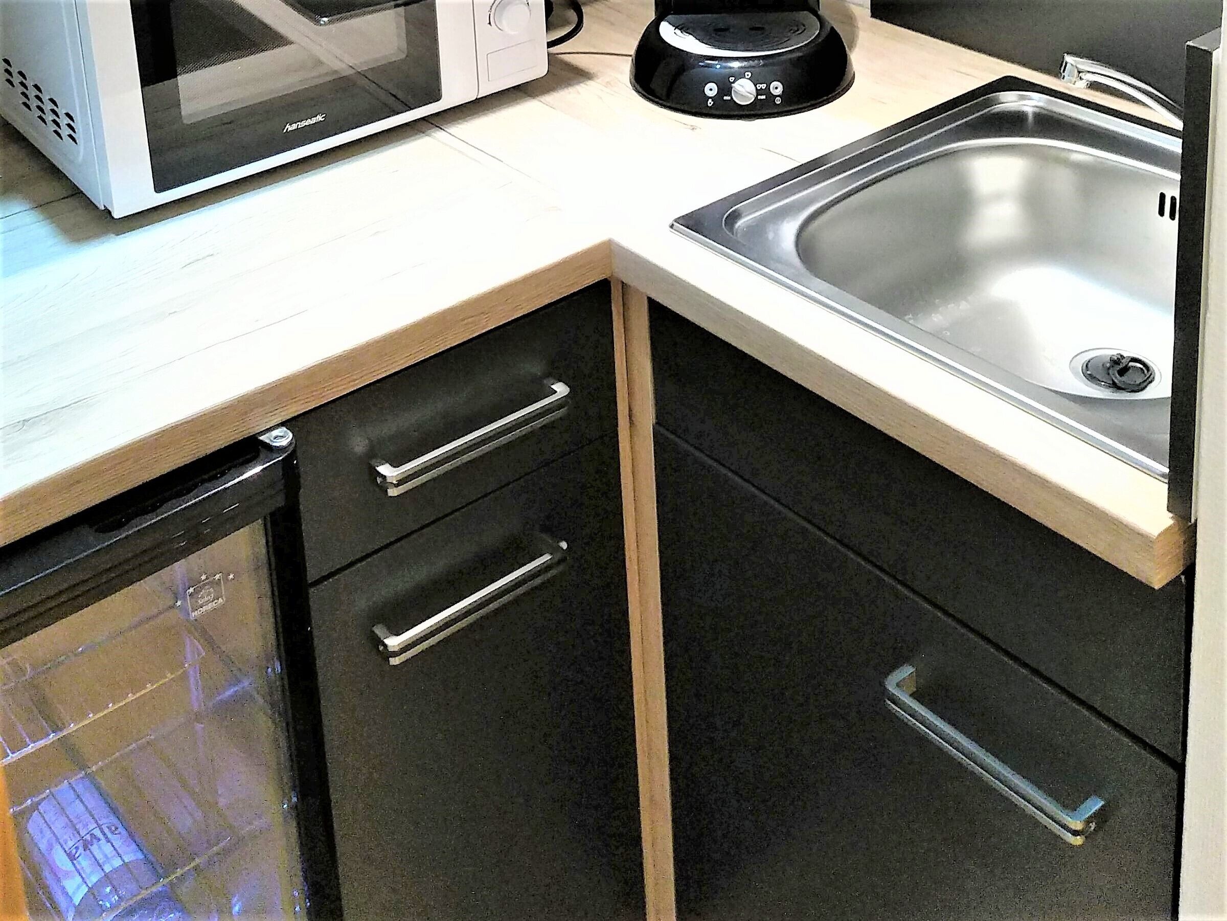 Kühlschrank, Mikrowelle, Wasserkocher mit Kaffee-/Teezubehör