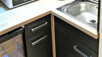 Kühlschrank, Mikrowelle, Wasserkocher mit Kaffee-/Teezubehör