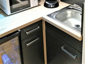 Frigorifero, microonde, macchina per tè/caffè, bollitore elettrico