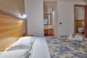 1 bedroom, travel cot