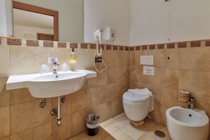 Shower, bidet, towels, shampoo