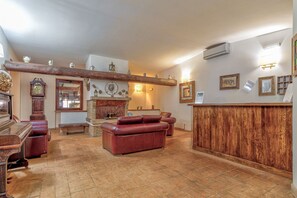 Lobby - Tenuta dell'Argento - Room 8 by Rentbeat  (Civitavecchia)