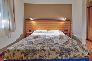 1 bedroom, travel cot