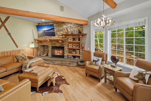 Téléviseur, foyer, table de baby-foot, table de ping-pong